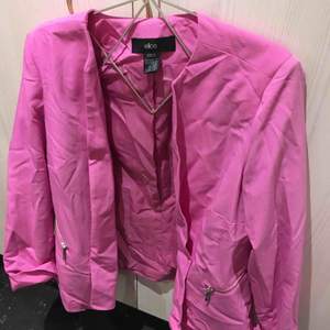 Snygg trendig kavaj i oversize-modell. Lila/rosa färg, öppen med dragkedjor! 