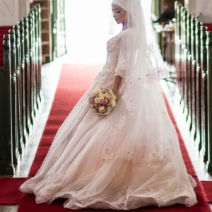  - Sagolik klänning helt underbar. Riktiga stenar och pärlor på. Kvaliteten är perfekt och den väger mycket pga alla stenar. Helt underbar verkligen. Klänningen kommer ifrån Istanbul Turkiet och kostat över 20k. 