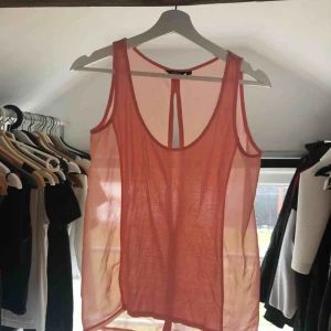  - Snyggt rosa linne till både fest och vardag i storlek XS, men känns större och snarare som S. Genomskinlig och öppen på baksidan (bild 1 visar framsida och bild 2 baksida)🌸
