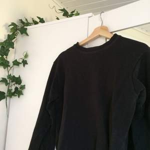 Säljer denna fina svarta tröja ifrån Pull&Bear som är perfekt nu till lite kyligare väder<3 priset är exklusive frakt. Om det är något ni undrar över ställ en fråga eller kolla gärna min profil🍃