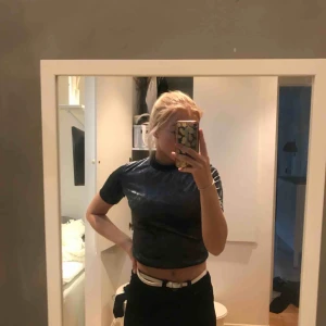  - Mörkblå sammetstopp med hög krage, aldrig använd. Kan fraktas eller mötas upp i Uppsala