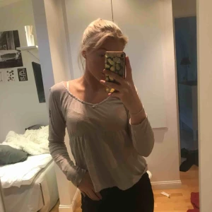  - Beige långärmad tröja från oddmolly. Bra skick. Fraktas eller möts upp i Uppsala