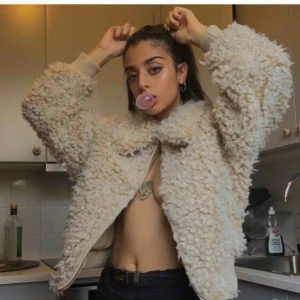  - Jacka från Monki. Aldrig använd förutom på bild. PUSS