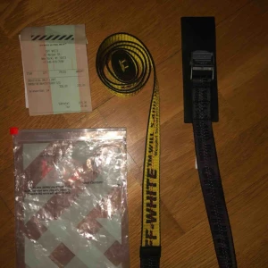  - Off White Industrial Belt köpt i Off White:s butik på Manhattan, kvitto finns! Original plastpåse medföljer.