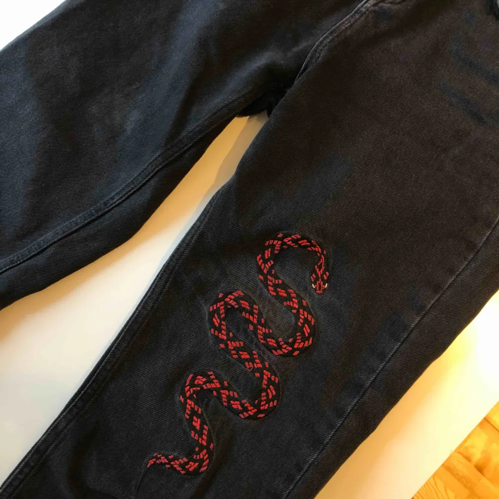 Knappt använda jeans från na-kd. Frakt ingår!. Jeans & Byxor.