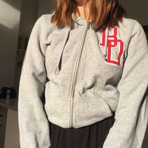  - En skön och fin hoodie från bondelid. Storlek S men passar även för M. Den är i bra kvalitet, använd ett par gånger. Köparen står för frakten✨✨