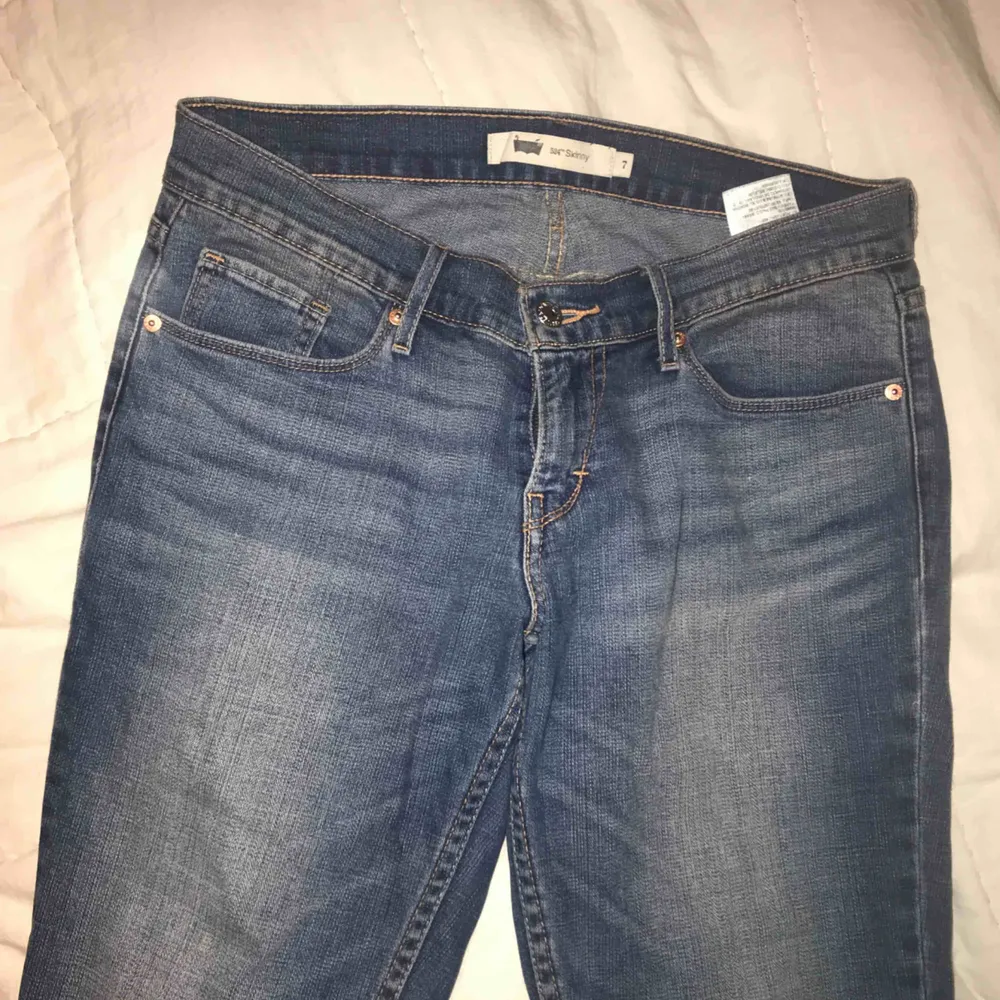 Klassiska snygga Levis jeans i nyskick. Använt ett fåtal gånger och nu är dom för små för mig💕 frakt 45kr 📩. Jeans & Byxor.