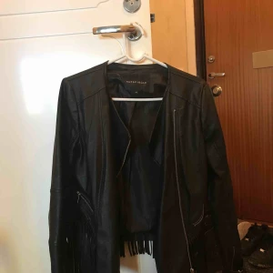  - Superfin och skön jacka i skinnimitation, fransar runt nederdelen och ser helt ny ut, inte använd så flitigt. Från Rut&Circle då den butiken fanns i Umeå. 