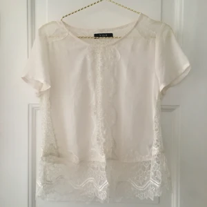  - Skir blus med spets i storlek S, sparsamt använd.  Köparen betalar frakt :)