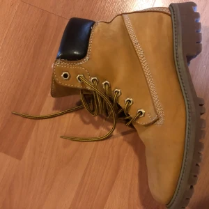  - Vadderade med varmt tyg köpta för ca 800 kr på din sko eller skopunkten.