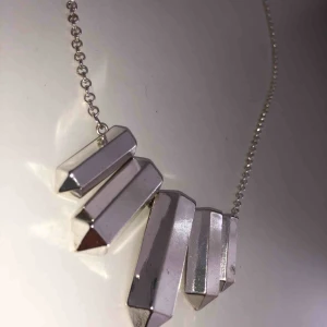  - Mycket fint halsband som tyvärr inte kommer till användning.. frakt tillkommer och tar betalning via swish 