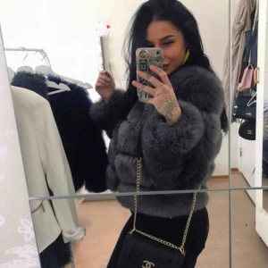  - Säljer även min snygga pälsjacka , använd endast en gång !  Då ja inte passar riktigt i korta jackor o vill bli av med den snabbt sälja den för 800 . Köptes för 1999kr Köparen står för frakten eller möts i Göteborg 😊