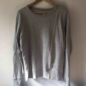  - Grå sweatshirt ”great sweat” från Our Legacy. Storlek Medium/48. Det är ett litet hål på ena armen (vid armbågen), går lätt att laga. 