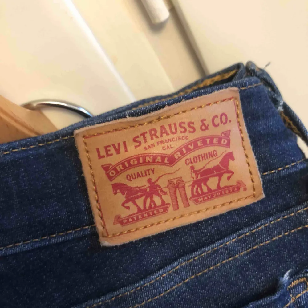 Levi’s jeans, supersnygga . Jeans & Byxor.