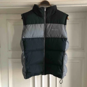  - Dunväst från Champion Trevligt använt skick. Storlek XL, Sitter även bra på large. Kan hämtas i Uppsala eller skickas mot fraktkostnad. 