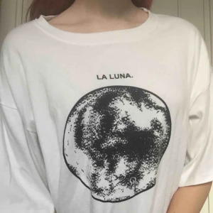  - Onesize t-shirt med måne på och texten: la luna 