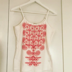  - Linne från Object med broderade detaljer. I bra skick.