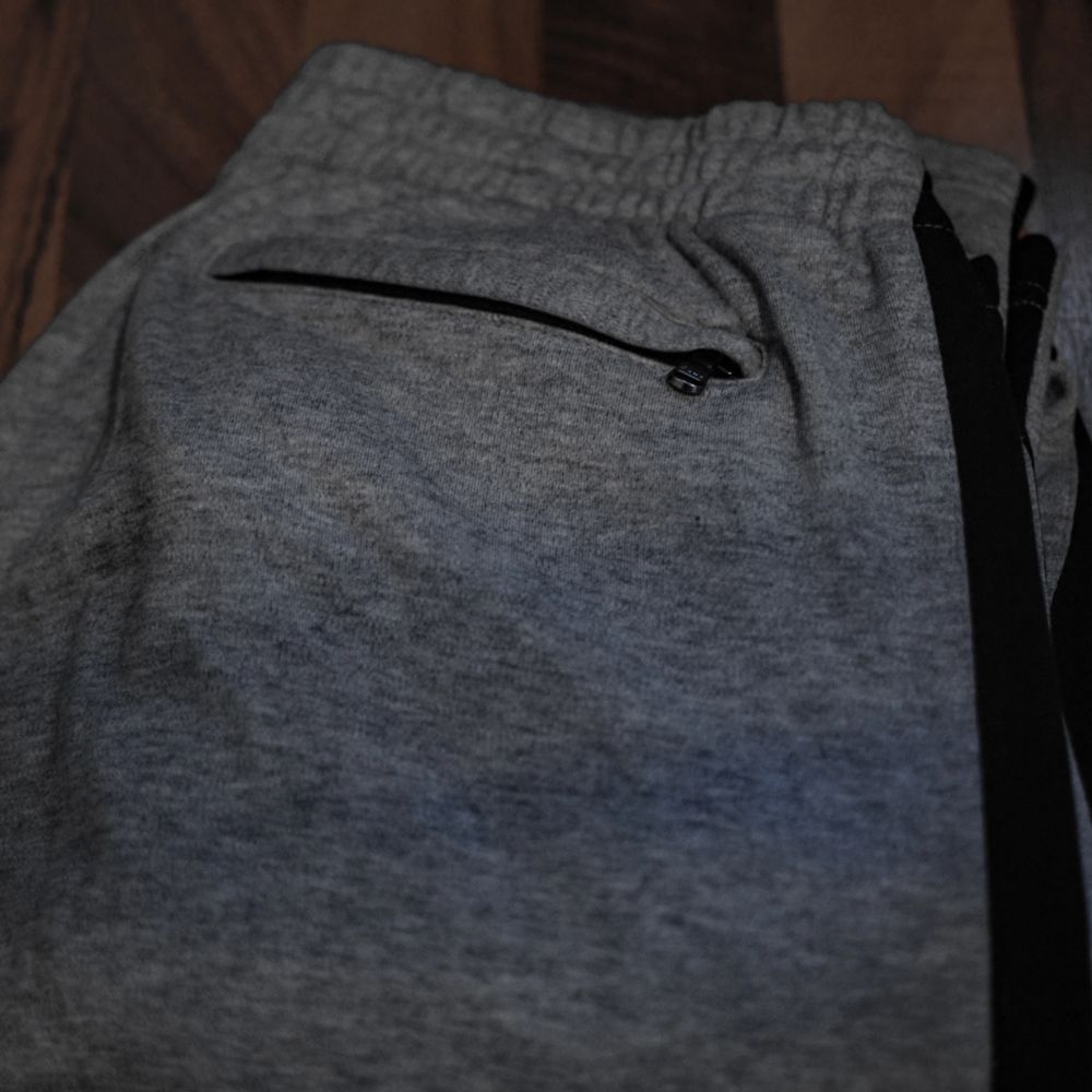 (vid snabb affär kan jag gå ner i pris) Ralph Lauren-mjukisbyxa. Den har två dragkedjefickor där fram och en dragkedjefickor där bak. Väldigt bra skick och materialet är väldigt mjukt och supermysigt! Passar Medium men även L beroende på hur man vill att den ska sitta👍 kan frakta den och mötas upp :D. Jeans & Byxor.