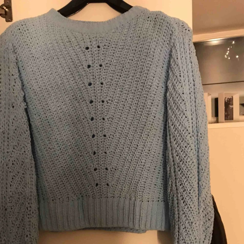 Säljer denna ljusblåa stickade tröjan, färgen på bilden är lite fel om man jämför med verkligheten, mer klar blå! Strl Xs💖 180kr. Stickat.