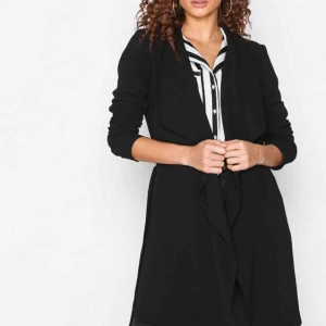  - Super fin trenchcoat från Only med fickor och band. Använd 2-3 gånger så jättebra skick