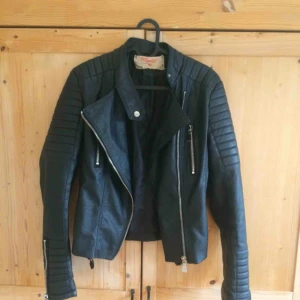  - Chiquelle skinnjacka (fake) 😻 Super fin och knappt använd! Liten i storleken. Står storlek 40, men tycker att den är som en 36-38a. ✨✨✨
