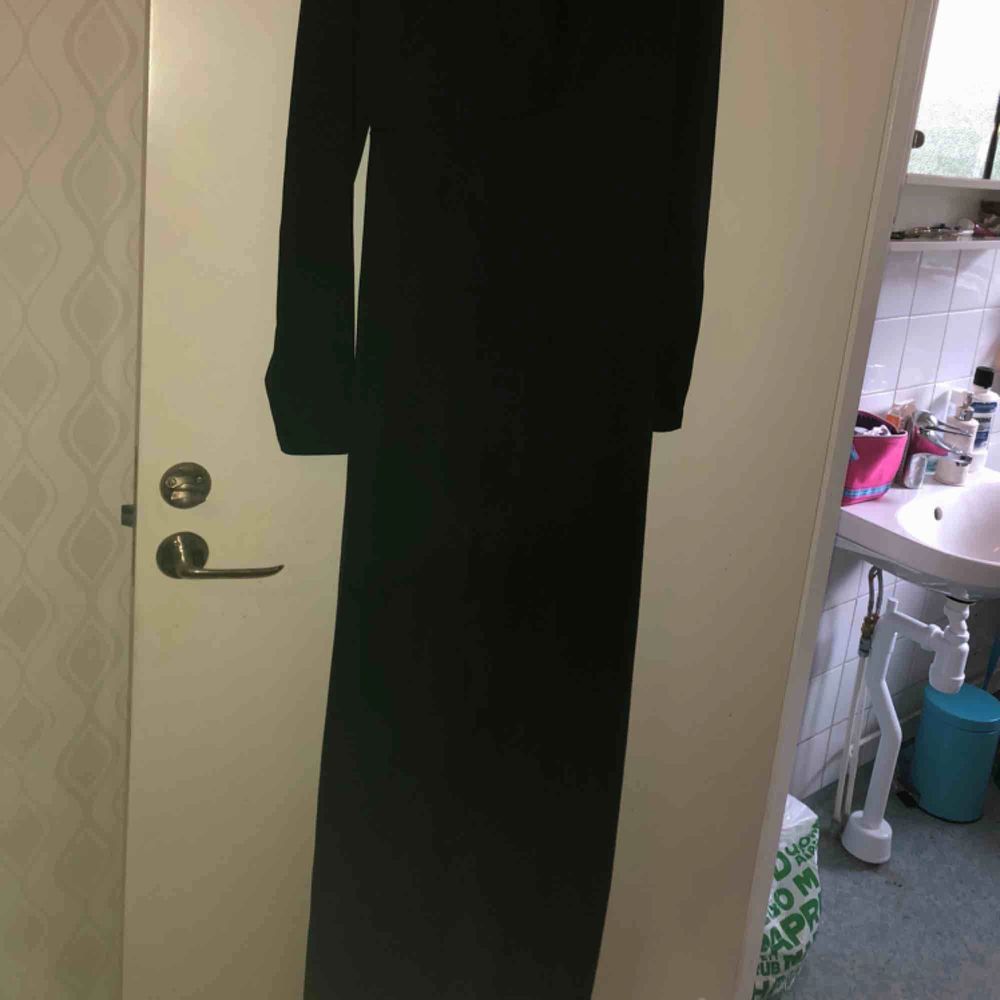 Skitsnygg svart långklänning med djup ringning och en slits vid benen😍Helt oanvänd! Ordinarie pris 249 kr. Klänningar.