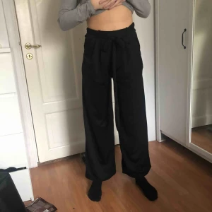  - Ursnygga trouses den boohoo petite serie, säljer pga försmå, aldrig använda så lappen sitter fortfarande kvar. Köpta för 300kr. Köparen står för frakten. 