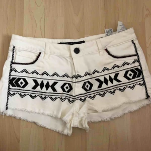 Zara shorts  - Snygga vita jeansshorts med svarta dekorativ från Zara. Använda enstaka gånger - i nyskick. 🌿