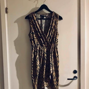  - Snygg klänning med prickar liknande leopardmönster. Använd 2-3 ggr. Står M men jag anser att den även passar en S. Skickas mot frakt eller upphämtning i Bergshamra.