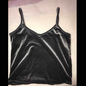  - Väldigt fint och oanvändt grått velour linne! Bra kvalitet och inga skador. Originalpriset är 99 så 25kr är ett otroligt bra pris! Kontakta mig för fler bilder eller frågor! Priset är exklusive frakt📦