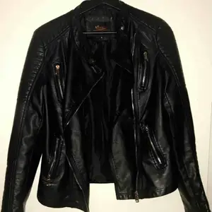 Säljer en chiquelle liknande skinn jacka (moto jacket) i storlek S, sparsamt använd. Köparen står för frakten 🌹