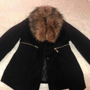  - Knappt använd svart höst eller vinterkappa med super fin fuskpäls (som är avtagbar) Storlek S/M Fint skick, använd ungefär 2 gånger