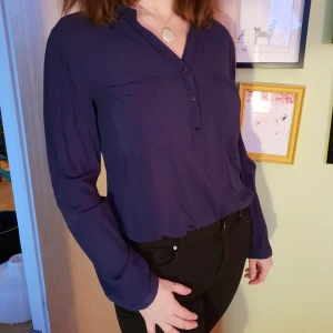  - En mörkblå blus i skönt material.  Går att hämtas i Gamla Stan eller skickas via post. 