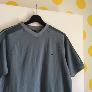  - Blå niketröja, knappt använd. Storlek S men den e oversize. 