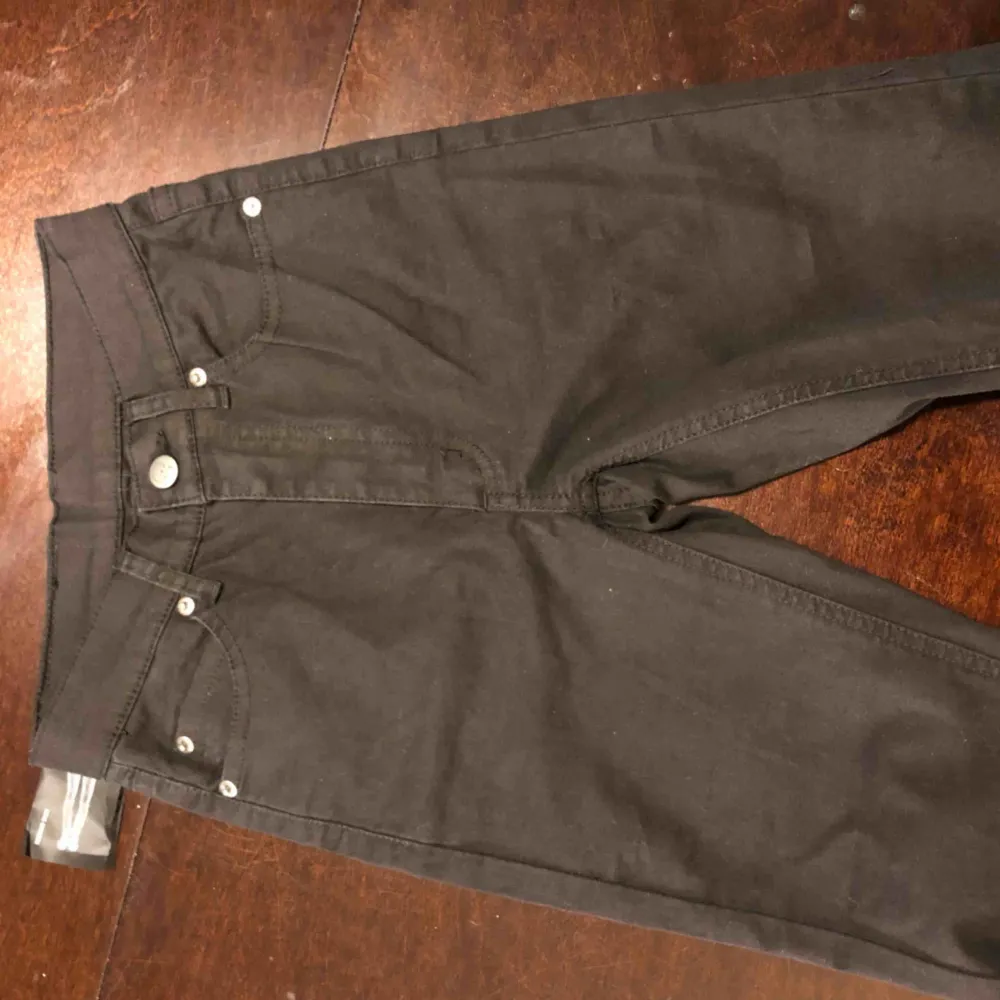 Helt nya med lappen kvar Cheap Monday svarta jeans i stl W24 L32. Hög midja och tight passform. Supersnygga! Säljer pga fel storlek . Jeans & Byxor.