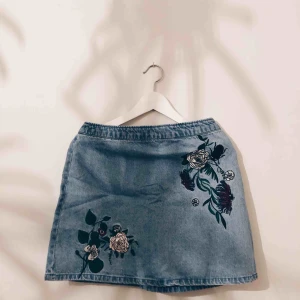  - Jeanskjol med broderier från HM X COACHELLA. Skickas mot frakt eller möts upp i centrala STHLM.