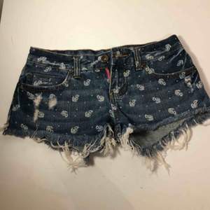 Väldigt korta jeansshorts. Bra kvalite. Frakten ingår i priset