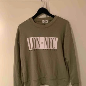  - Jätteskön oversized sweatshirt från pull&bear. Storlek XS