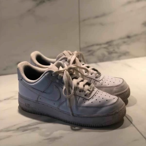  - Nike Air Force, storlek 39. 