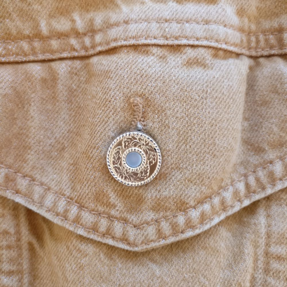 Gul vintage denimjacka med broderi på ryggen Storlek S-M? Jag har XS/S och den är något oversize Köparen står för frakt! . Jackor.