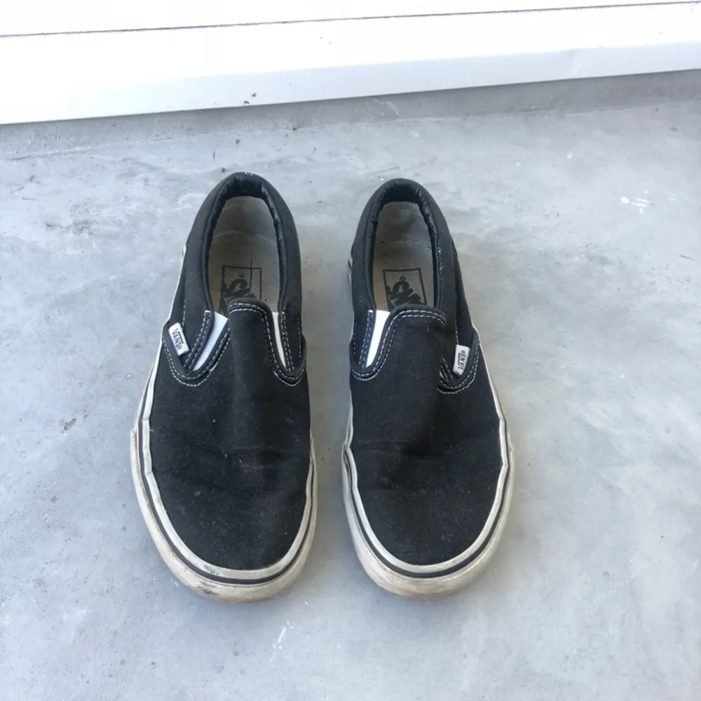 Vans slip-ons i använt skick säljes. Strl: 37, givetvis äkta.. Skor.