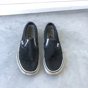  - Vans slip-ons i använt skick säljes. Strl: 37, givetvis äkta.