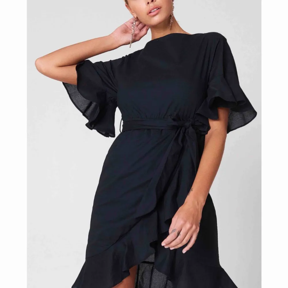Supersöt klänning från NA-KD, köpte tyvärr en för liten storlek så den är aldrig använd..  köparen står för frakt.. Klänningar.