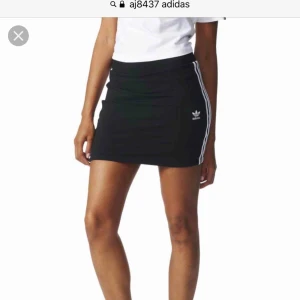  - Kjol från adidas, köparen står för frakten.