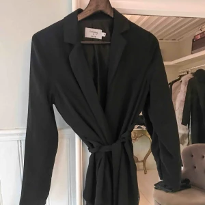 - Svart blazer från hannalicious kollektion för na-kd. Använd ett par gånger och i fint skick. 