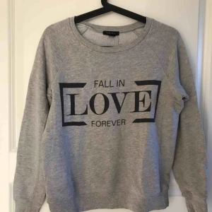  - Mysig tröja i färgen grått