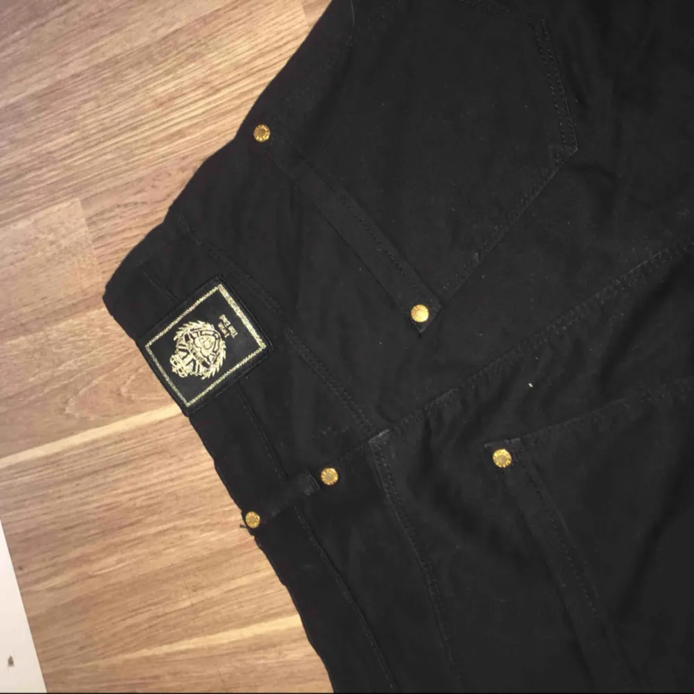 Extremt högmidjade svarta byxor använda 1gång från Chiara Forthi. Jeans & Byxor.