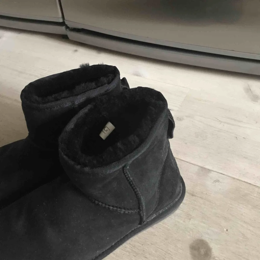 Ett par Uggs i strl 39 köpta i Australien från ett märke därifrån. Använda en gång då de var för stora för mig. Ser identiska ut men märket Uggs australia. Kan gå ner i pris vid snabb affär.. Skor.