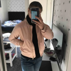  - Rosa bomberjacka från monki! Väldigt bekväm och skön. Pris kan diskuteras 