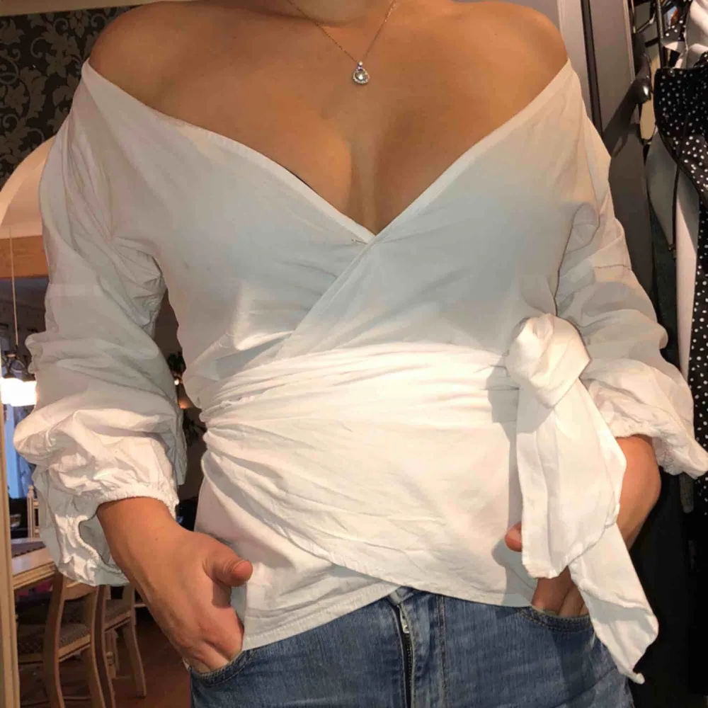 Snygg off shoulder top från Nelly, använd en gång. Frakt tillkommer.. Blusar.